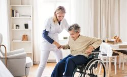 65 yaş üstüne yeni sistem geliyor: Bakım giderleri sigorta kapsamına alınacak