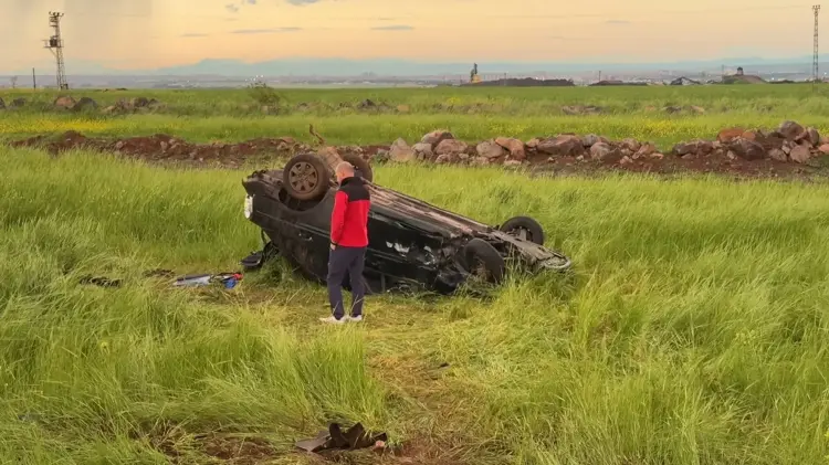 Diyarbakır’da otomobil tarlaya savruldu, 7’si çocuk 11 yaralı